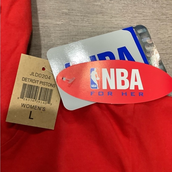 Women’s Large Top T-Shirt Hoodie Detroit Pistons Basketball NBA Short Sleeve NWT - Picture 6 of 6